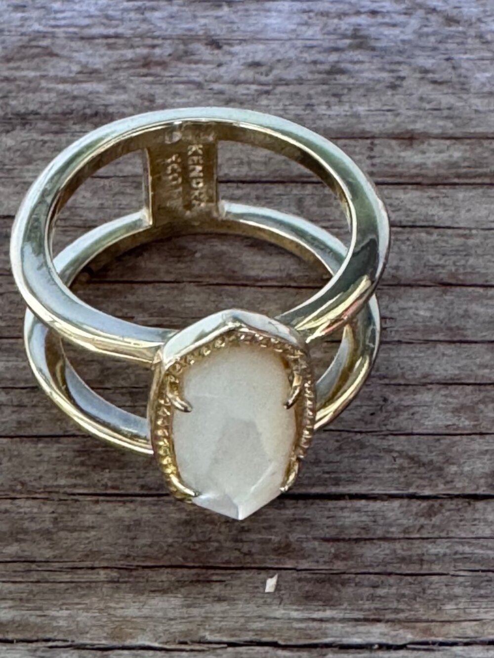 Kendra Scott Ring Womens Size 7 Gold Tone Ivory Stone Statement Cocktail Jewelry